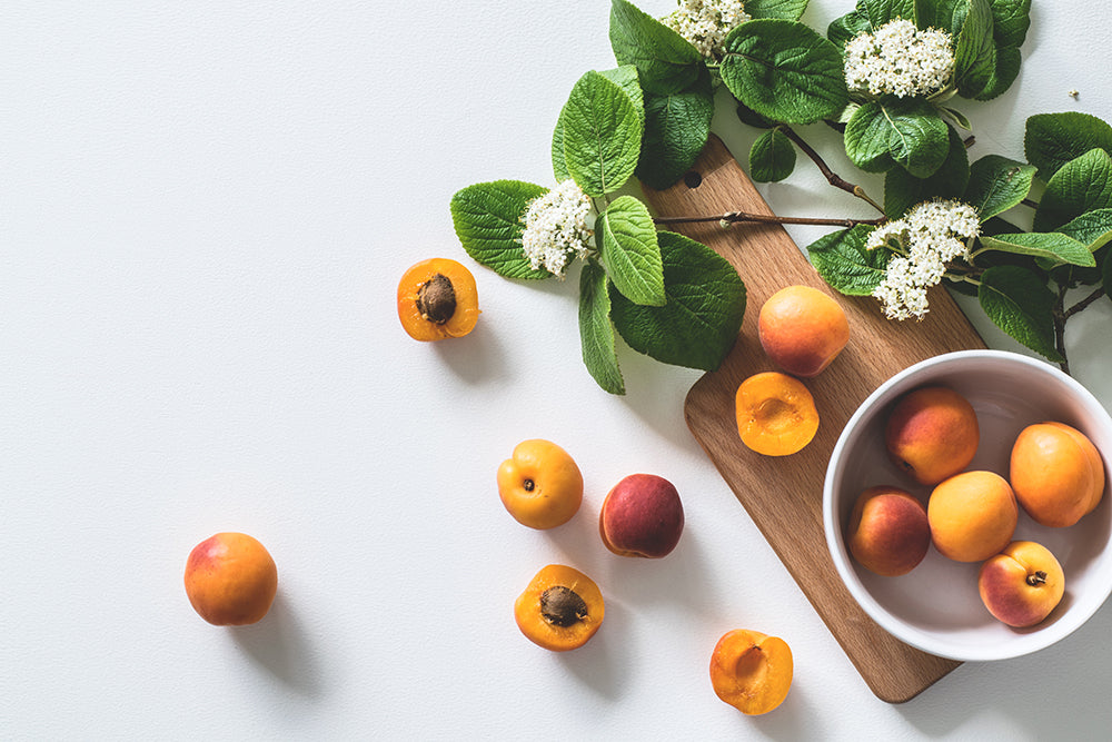 Granola and nectarine, an explosion of taste and health