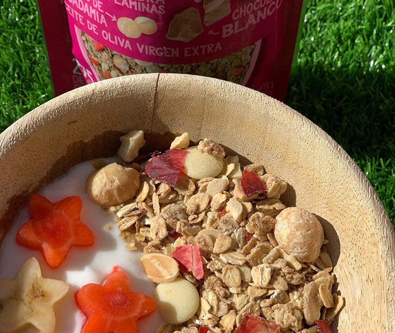 Granola and seasonal fruits, the perfect breakfast