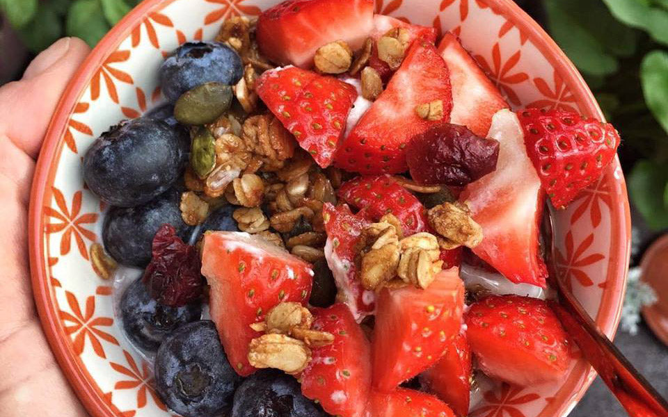 Granola artesanal con yogur y fresas