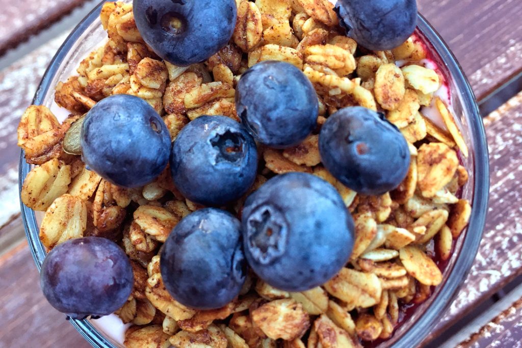 Receta: granola con yogur y arándanos