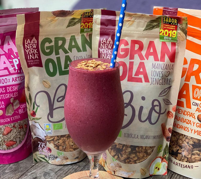 Smoothie morado con topping de granola artesanal La Newyorkina