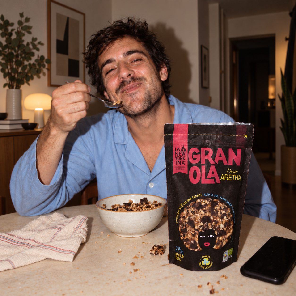 Un chico disfruta de un bol de granola junto a un paquete de La Newyorkina