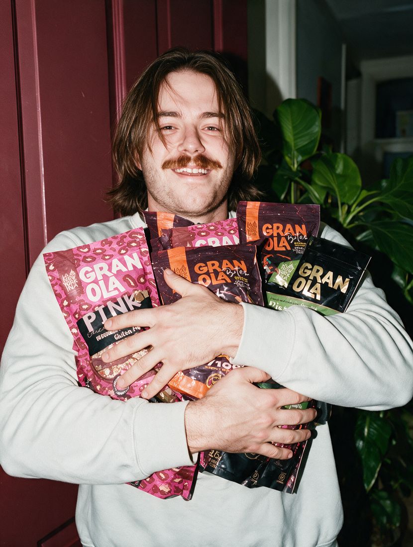 Un chico abraza varias bolsas de granola La Newyorkina